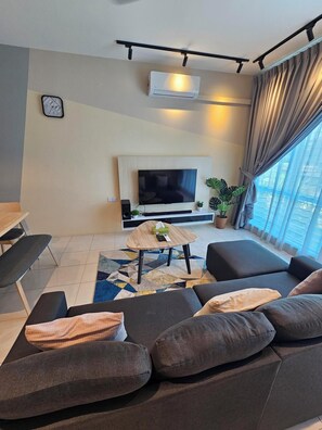 Smart TV - CozyHome - 3 bedroom Town House with free Wi-Fi (Sitiawan)