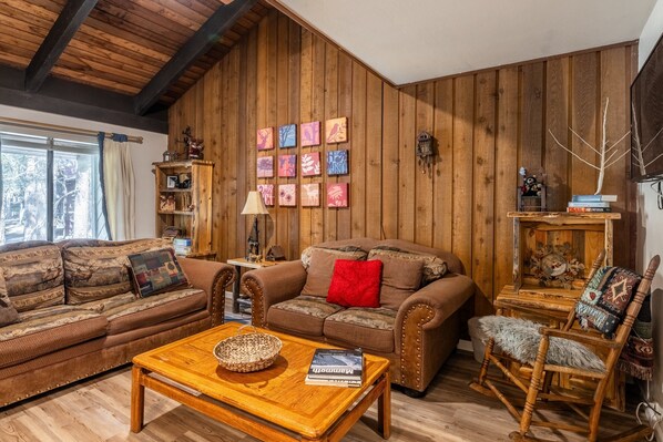 TV connectée, cheminée, table de tennis de table