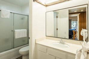 Sèche-cheveux, serviettes fournies