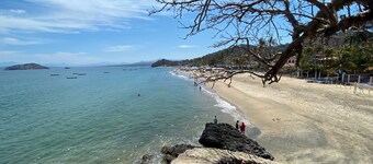 Nice 4-bedroom house for 18 with WiFi and AC in beautiful Los Ayala near beach