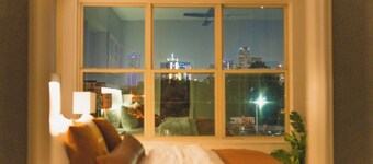 Entire Luxury Townhome w/ Pooltable & Skyline view