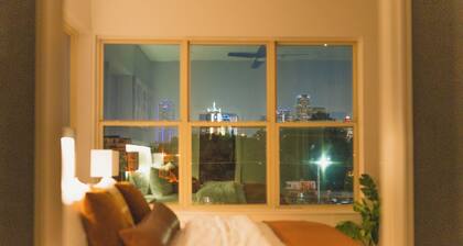 Entire Luxury Townhome w/ Pooltable & Skyline view