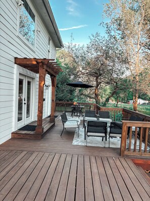 Outdoor dining - The Grand Mason Station: Historic Luxury meets Vintage Charm (Franklinton)