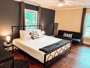 5 bedrooms, desk, iron/ironing board, travel crib