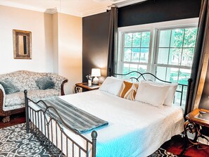 5 Schlafzimmer, Schreibtisch, Bügeleisen/Bügelbrett, Reisekinderbett