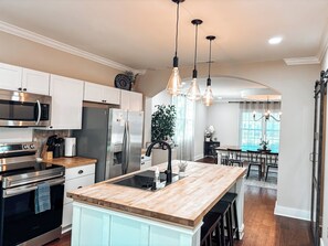 Fridge, microwave, oven, stovetop - The Grand Mason Station: Historic Luxury meets Vintage Charm (Franklinton)