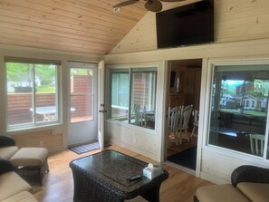 Living area - Charming Sebago Lake 3-bedroom cabin with lake access, WiFi and AC in Windham (Windham)