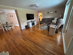 Téléviseur connecté, foyer, livres, écran d’ordinateur