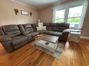 智能电视、壁炉、书、电脑显示器