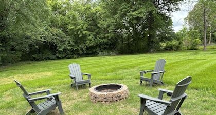Charming 2-bedroom house on 1+ acres in West Paducah with Patio, Firepit & Wifi