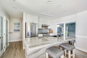 Fridge, microwave, oven, stovetop - Luxury New Build ~ Stunning Ocean Views + Spa (Oceanside)