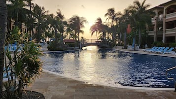 Utomhuspool och uppvärmd pool