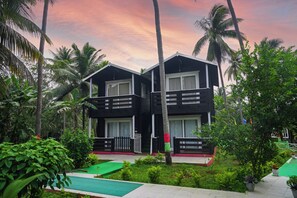 Standardferiehus - balkon - udsigt til have | Pengeskab på værelset, skrivebord, arbejdsområde til bærbare computere