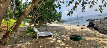 Playa privada, arena blanca, sillas reclinables de playa