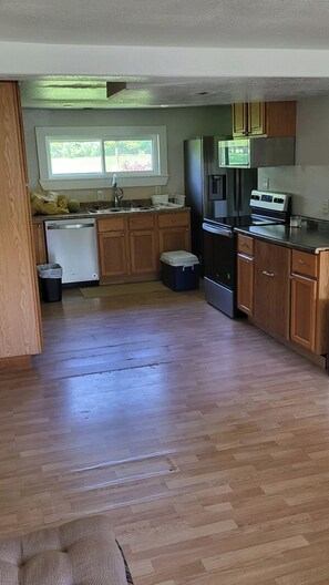 Een microgolfoven, een oven, een kookplaat, een vaatwasser