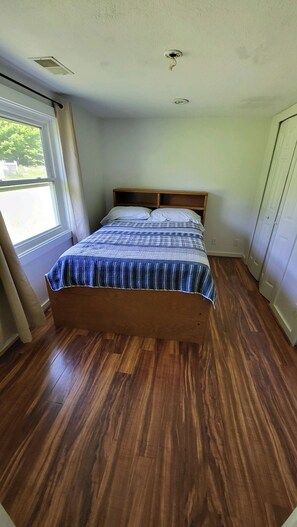 3 室のベッドルーム、アイロン / アイロン台、WiFi (無料)、ベッドシーツ