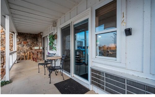 Cozy 1-bedroom condo in Lake Ozark. On the lake at the prime location of the 4MM