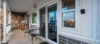 Cozy 1-bedroom condo in Lake Ozark. On the lake at the prime location of the 4MM