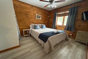 3 bedrooms, desk, WiFi, bed sheets