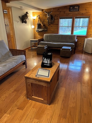 Smart TV - Charming 3-Bedroom Country Escape in Scenic Livingston Manor (Livingston Manor)