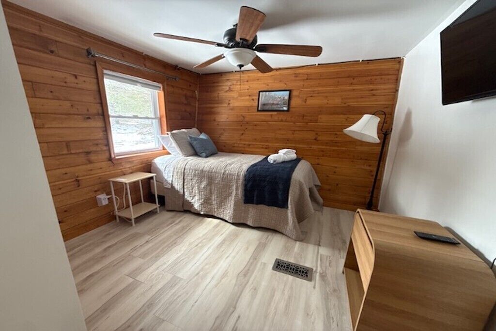 3 bedrooms, desk, WiFi, bed sheets