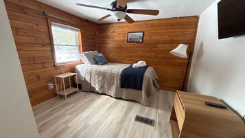 3 bedrooms, desk, WiFi, bed sheets