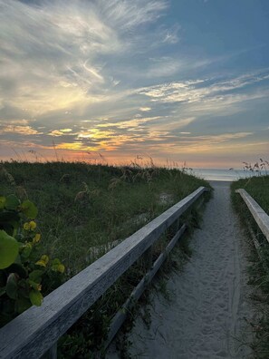 Beach nearby - Cozy Beachside Condo 1bd/1bth in Cape Canaveral (Cape Canaveral)