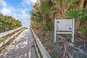 Property grounds - Cozy Beachside Condo 1bd/1bth in Cape Canaveral (Cape Canaveral)