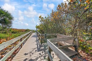 Property grounds - Cozy Beachside Condo 1bd/1bth in Cape Canaveral (Cape Canaveral)