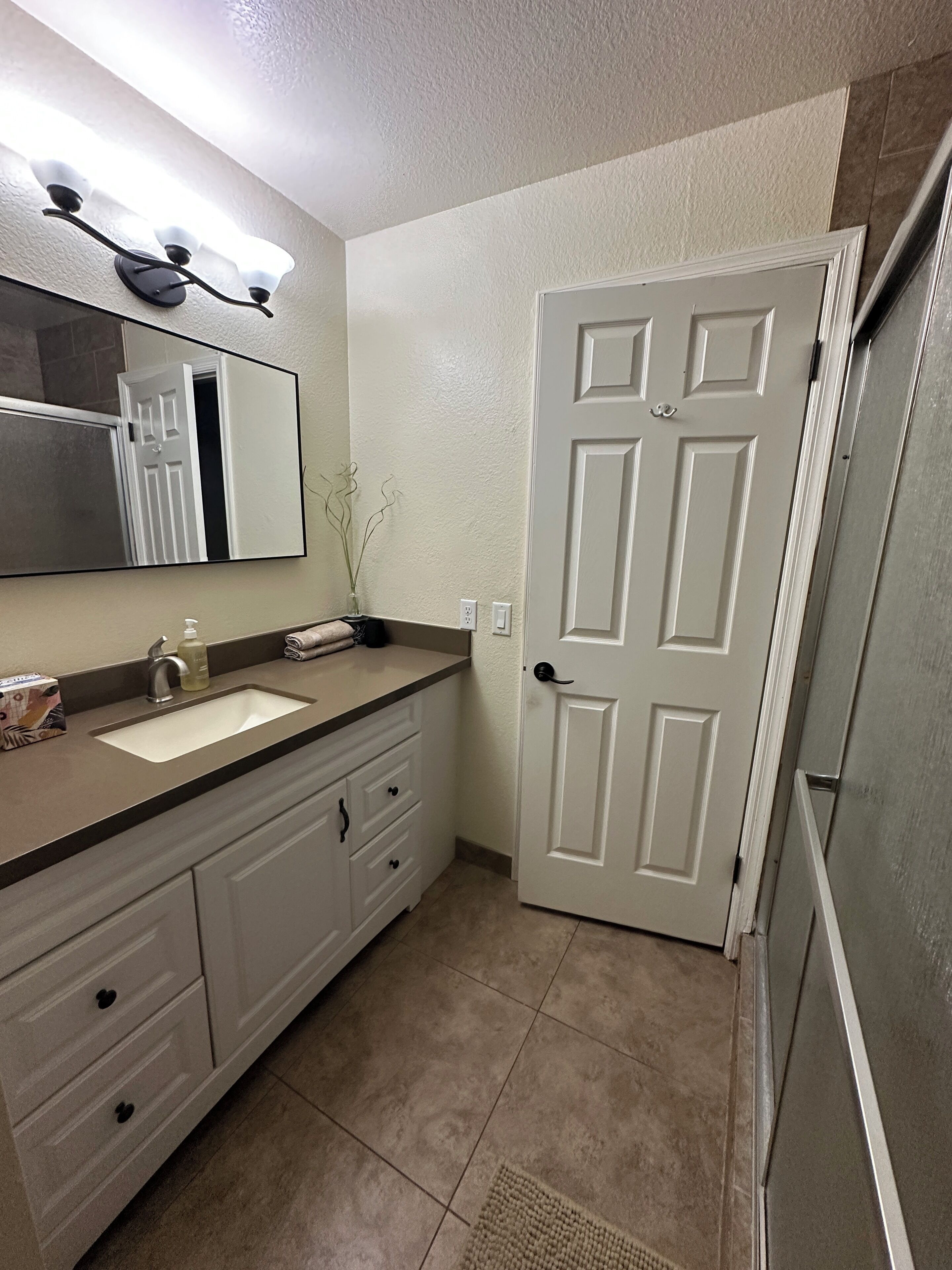 Douche, serviettes fournies, savon, papier de toilette