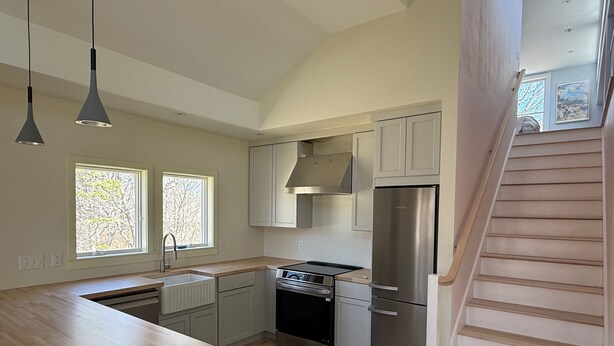 Oven, stovetop, dishwasher - Newly Renovated Charming Guest House in Chilmark with WiFi, AC, Covered Porch (Chilmark)