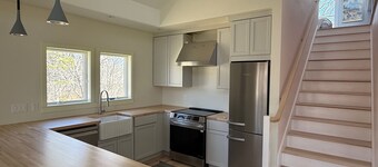 Newly Renovated Charming Guest House in Chilmark with WiFi, AC, Covered Porch