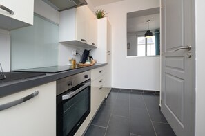Fridge, microwave, oven, stovetop - Studio 'Santorin - Les Ilots de Merville' in the Center, with Wi-Fi (Lorient)
