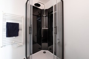 Dusche, Haartrockner, Handtücher