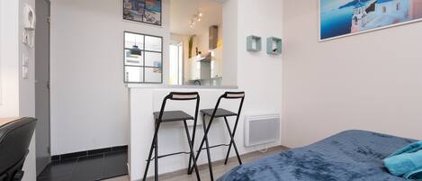 Iron/ironing board, free WiFi, bed sheets