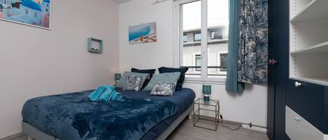 Iron/ironing board, free WiFi, bed sheets