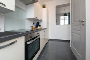 Fridge, microwave, oven, stovetop - Studio 'Îlot De Merville - Centre' with Wi-Fi (Lorient)