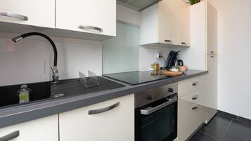 Een koelkast, een microgolfoven, een oven, een kookplaat