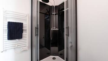 Douche, sĂšche-cheveux, serviettes fournies