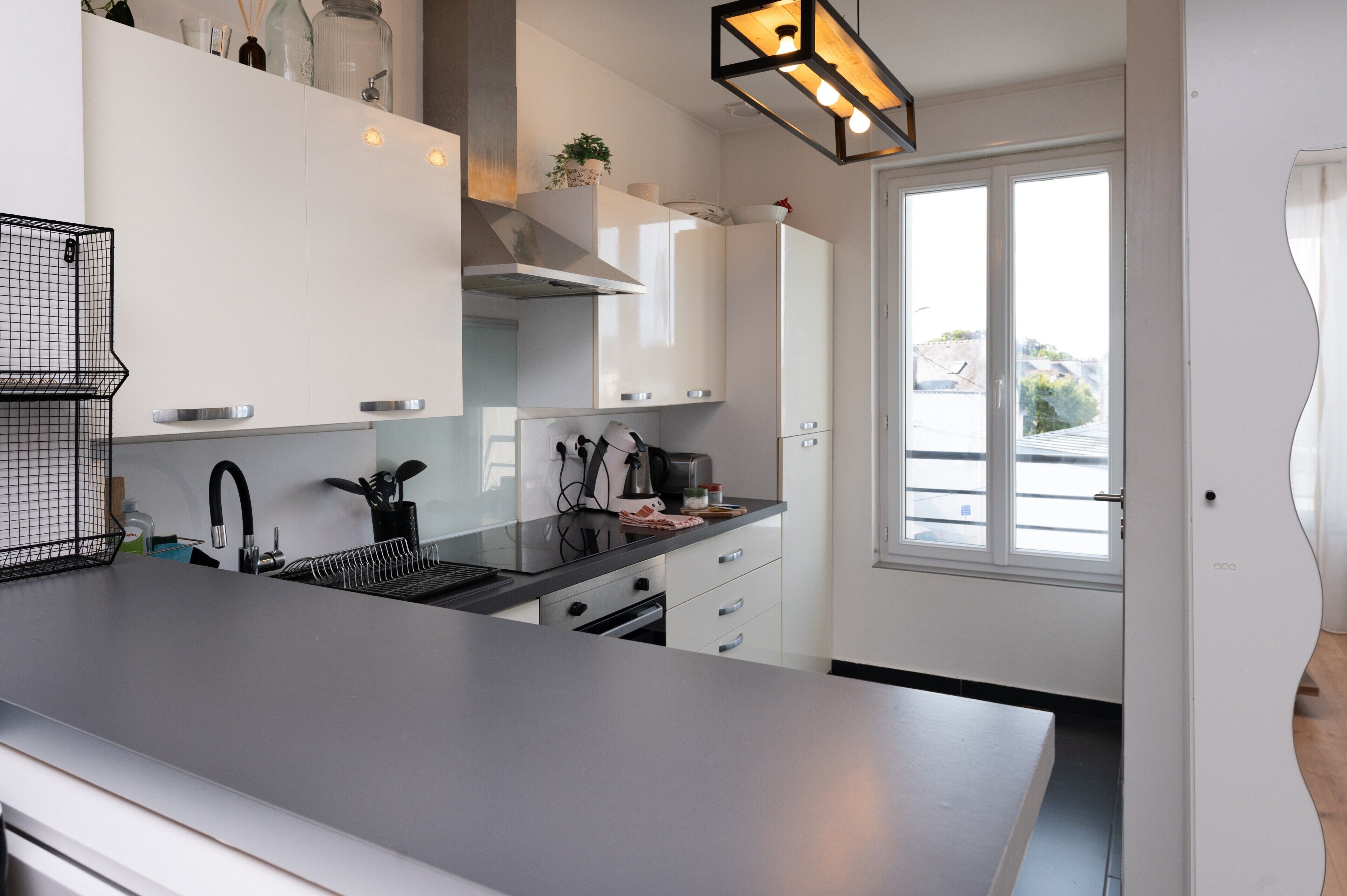 Frigorífico, microondas, horno y placa de cocina