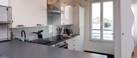 Frigorifero, microonde, forno, piano cottura