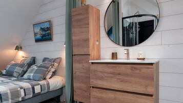 1 bedroom, iron/ironing board, free WiFi, bed sheets