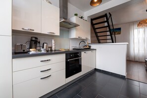 Fridge, microwave, oven, stovetop - Apartment 'La Désirade - Ilots De Merville' with Wi-Fi and Parking (Lorient)