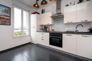 Réfrigérateur, micro-ondes, four, plaque de cuisson