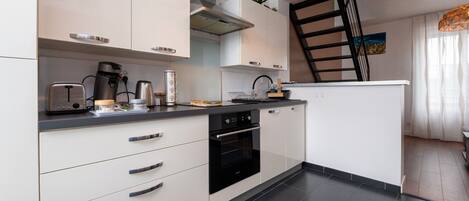 冰箱、微波炉、烤箱、炉灶