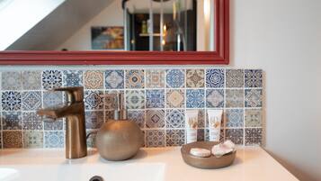 Dusj, hÄrfÞner og hÄndklÊr