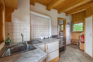 Fridge, oven, stovetop, coffee/tea maker