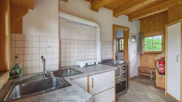 Kühlschrank, Ofen, Herdplatte, Wasserkocher mit Kaffee-/Teezubehör