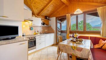 Een koelkast, een oven, een kookplaat, een vaatwasser