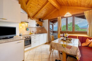 Een koelkast, een oven, een kookplaat, een vaatwasser